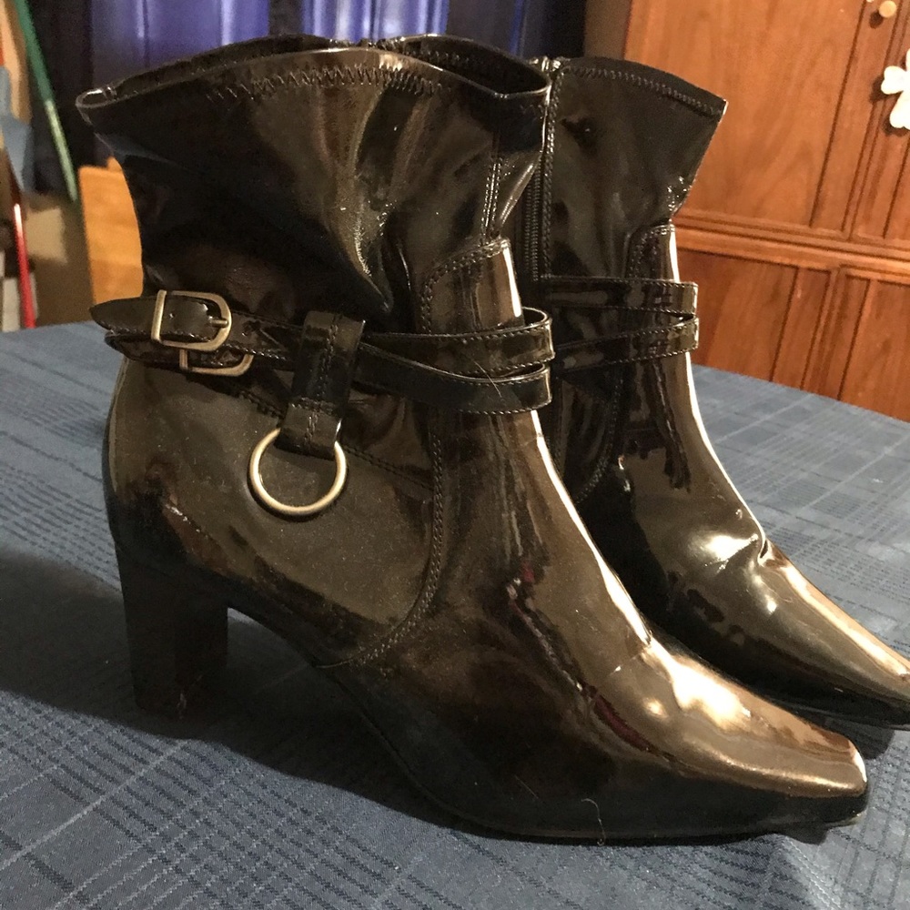 12 Wide patent leather ankle boot
